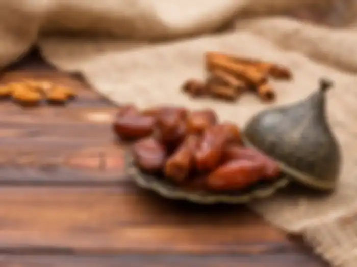 Manfaat makan buah kurma saat sahur dan berbuka puasa bagi kesehatan. 