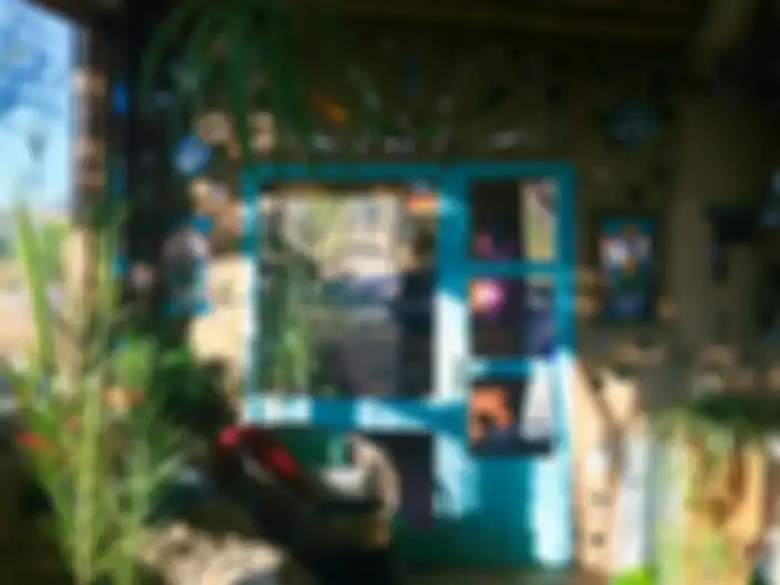 Pintu masuk rumah Laura Davies dan David Buchanan.