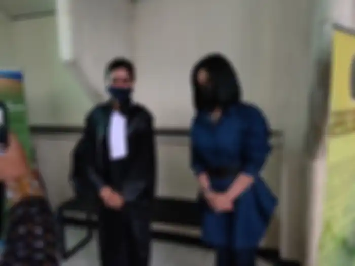  Syahrini foto bersama penggemar di Pengadilan Negeri Jakarta Selatan, pada Rabu (4/11/2020).