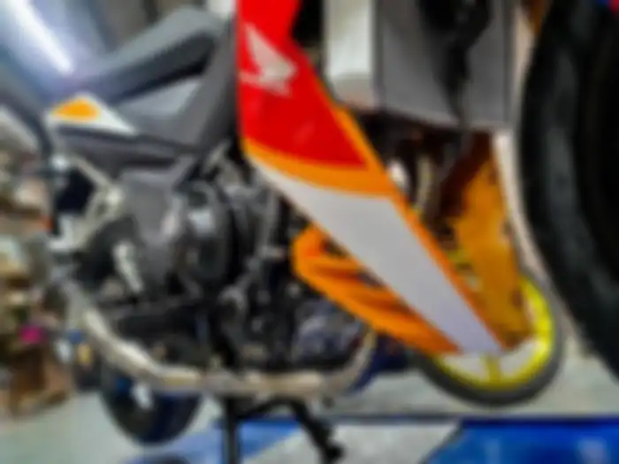 Beberapa komponen penunjang ikut ditambahkan seperti radiator berukuran besar dan exhaust system DBS