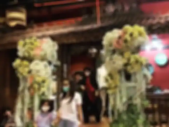 Ayu Ting Ting terlihat berjalan keluar dari arah ruang fitting baju pengantin