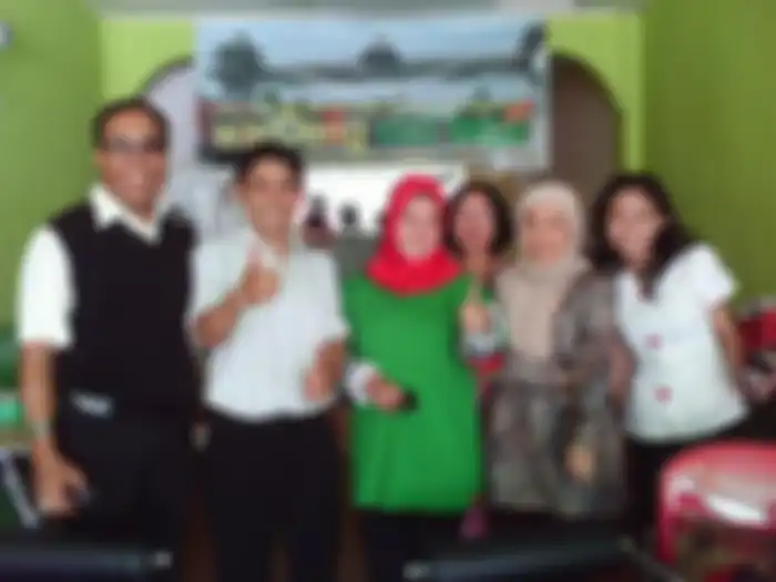 Cici Tegal membuka warung makan ayam