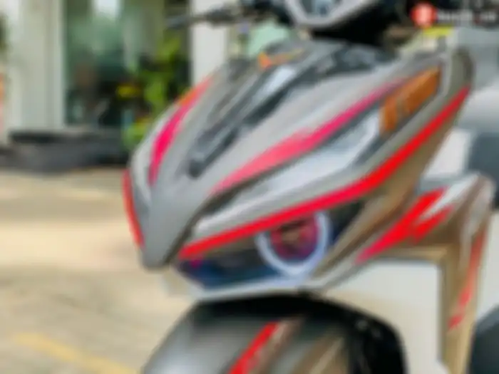 Headlamp proyektor di lampu utama.