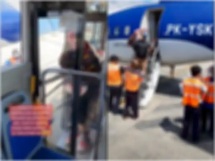 Seorang pria gendong ibunya di bandara hingga naik pesawat.