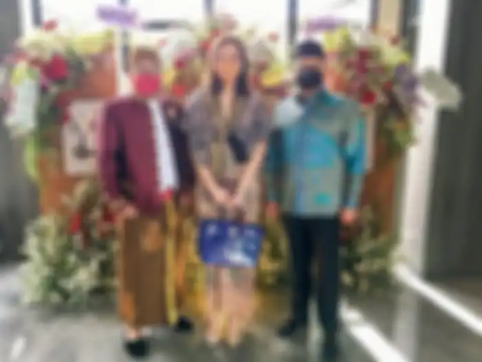 Penampilan Maia Estianty saat kondangan 