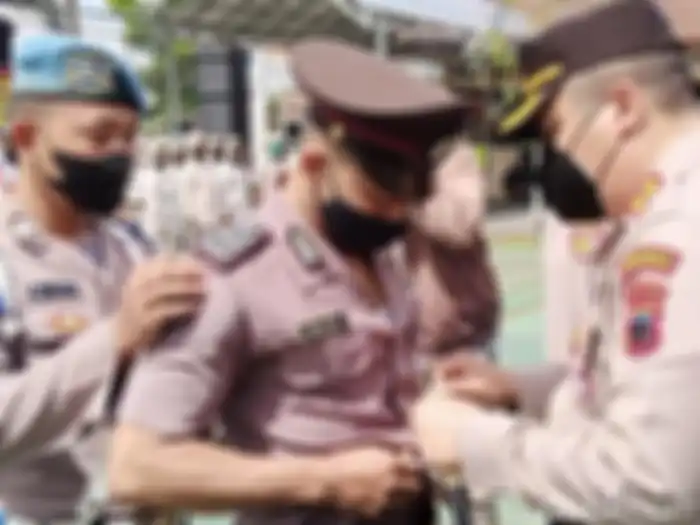 Bintara polisi Aipda Aziz Lupi pasrah saat foto seragam dinasnya dilucuti sengaja disebarkan di media. Bersalah karena selingkuhi istri TNI.