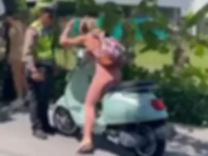Selain ugal-ugalan, banyak bule naik motor di Bali tidak pakai helm.