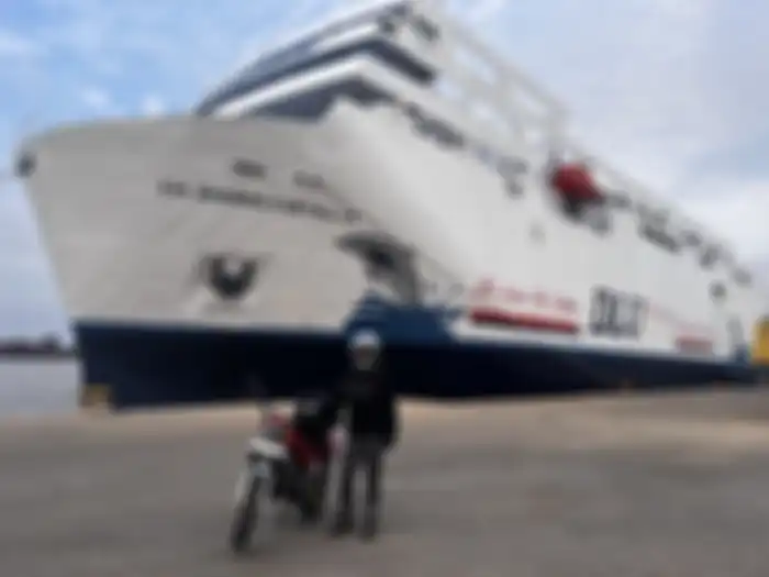 Momen biker akan menyeberang menggunakan kapal.