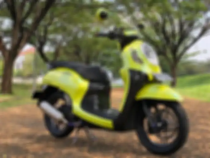 Modifikasi Honda Scoopy dibalut warna lemon yellow xyralic, ditambah beberapa area kena karbon motif spreadtow.