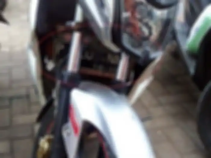Pelat nomor Yamaha V-ixion dipindahkan di depan radiator menghalangi hembusan angin
