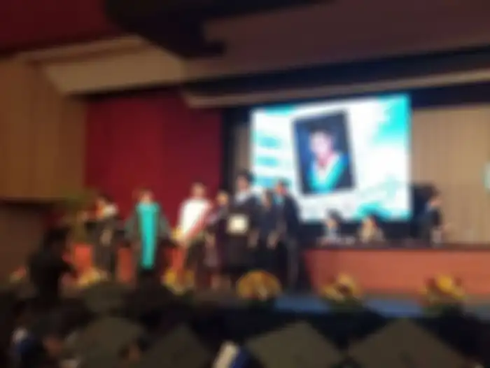 Akhirnya sang mahasiswa ditemani oleh para dosen yang sayang kepadanya