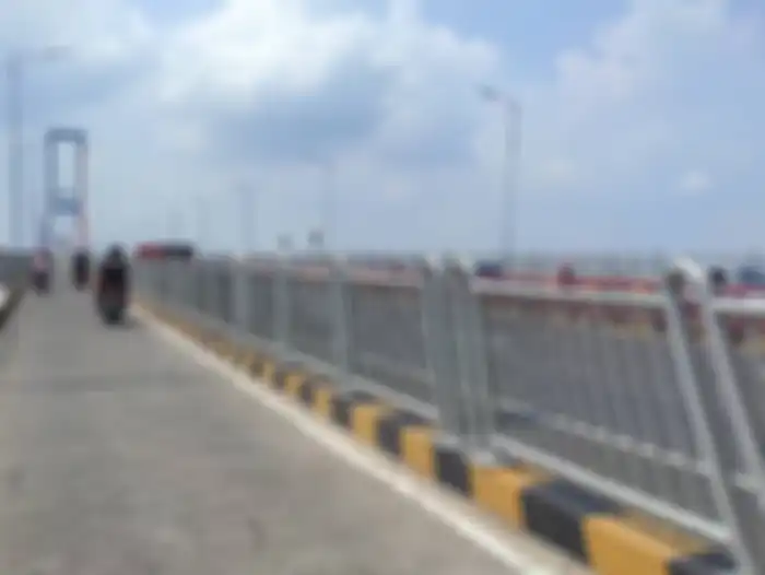 Pemotor melintasi jembatan tol Suramadu.