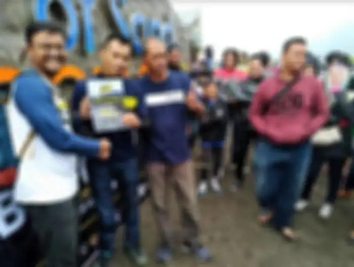 Penyerahan piagam kepada bikers dari Yamaha Pusat.
