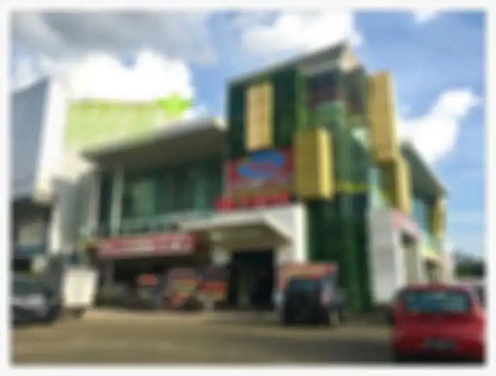 Rumah makan milik Bella Shapira nampak luas dan asri 