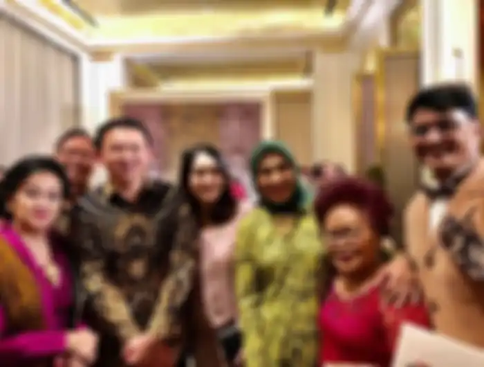 Puput berfoto bersama ibu-ibu pejabat lain