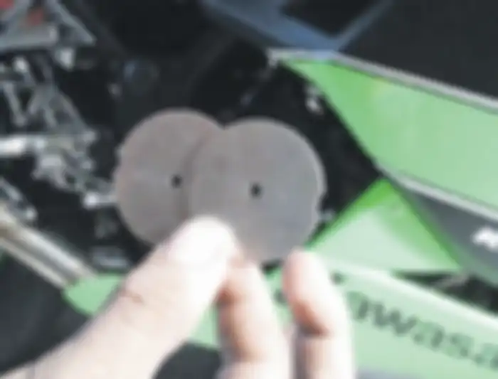 Dua koin sekunder ini dicopot dari dalam Throttle Body Kawasaki Ninja 250 R