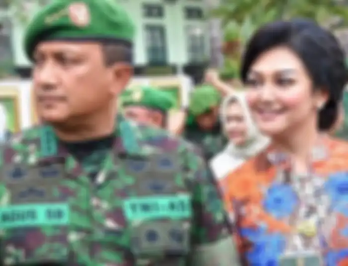 Bella Saphira dan sang suami
