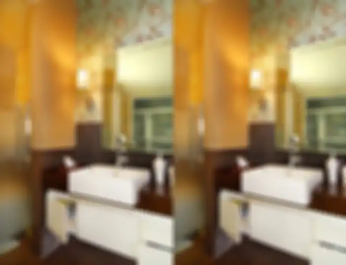 Aplikasi wallcover di kamar mandi.