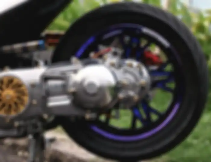 Modifikasi Yamaha Aerox, crankcase, CVT, sama mesin dikrom Nanda biar ngebling-bling.
