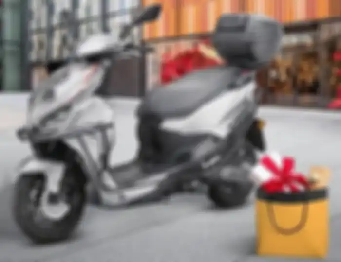 Tampak samping kiri motor baru Qianjiang Hong 150R 2024.