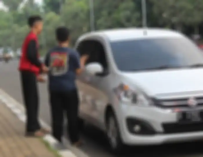 Bukan cuma pengendara motor, pengendara mobil juga dibagikan takjil oleh HWB.