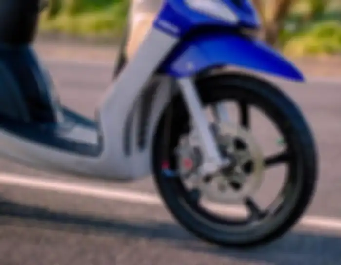 Pengereman roda depan diupgrade dengan kaliper Brembo.
