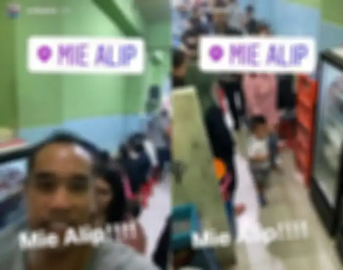 Ardi Bakrie desak-desakan di warung sempit