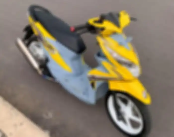 Warna kuning, abu-abu, dan putih jadi tema utama tampilan di Honda BeAT ini.