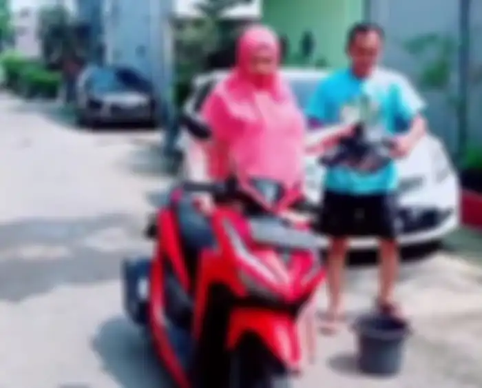 Komedian Caisar Aditya pernah bikin basah istrinya di atas motor Honda Vario.