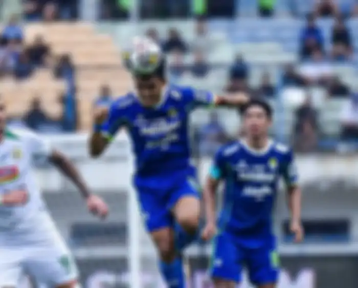 Pemain Persib Rahmat Irianto kala berduel dengan PSS Sleman 
