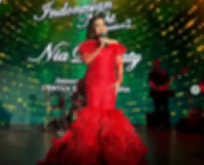 Penampilan serba merah Nia Daniaty