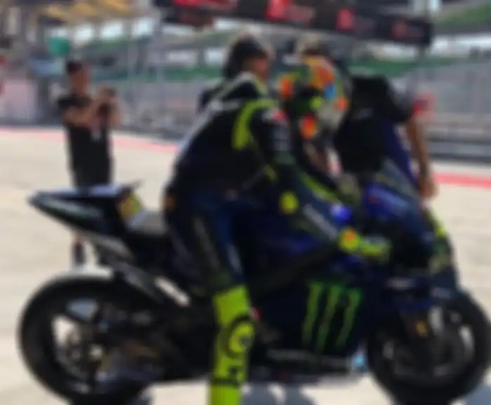 Valentino Rossi pamer helm baru di tes pramusim MotoGP di Sepang.