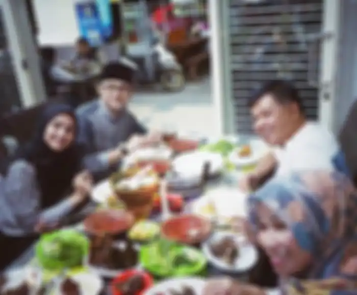 Padahal Istri Seorang Pejabat, Penampilan Istri Hengky Kurniawan Makan Di Warug Pinggir jalan Curi Perhatian