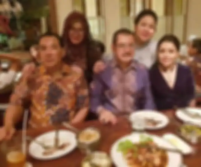 Mayangsari ketika bersama keluarga Cendana, Tommy Soeharto, Bambang Trihatmodjo, Tutut Soeharto, Mamiek Soeharto