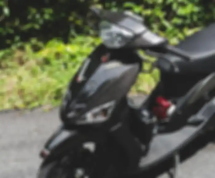Seluruh bodi Yamaha Mio ini dbalut serat karbon. Ada pula penambahan aksesoris aftermarket.