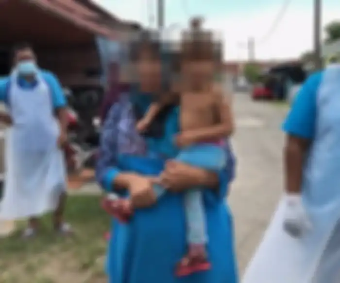 warga gotong royong bersihkan rumah keluarga ini