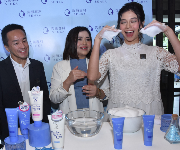 Brand Ambassador Senka Indonesia, Yuki Kato memperlihatkan foam dari Senka Perfect Whip yang BIGGER, RICHER, dan DENSER disaksikan Senior Brand Manager Senka Indonesia, Fanny Aeni (tengah) dan President Director PT Shiseido Cosmetics Indonesia, Jun Kinumaki (kiri)