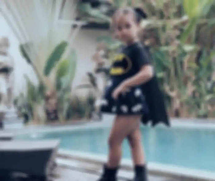 Halaman belakang rumah Angel Lelga
