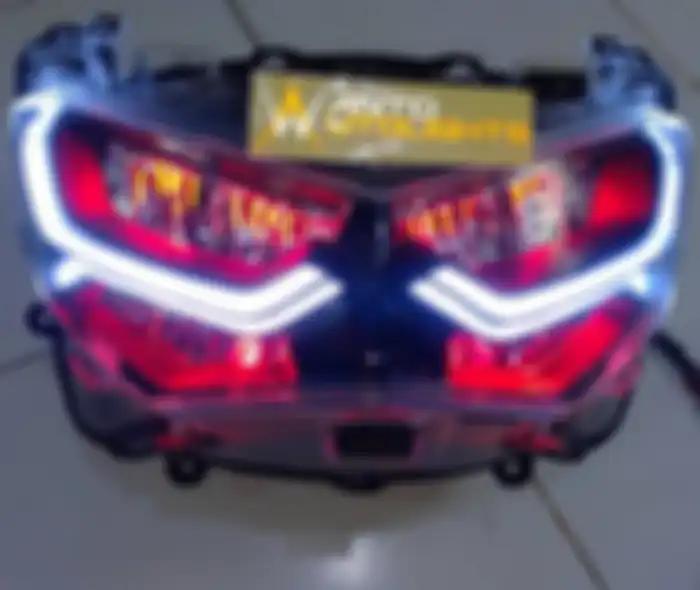 Yang menjadi catatan, custom DRL welcome di headlamp Yamaha NMAX garapan Wanto ini tidak menggunakan LED strip fleksibel yang model seperti lumrah kita tahu selama ini.