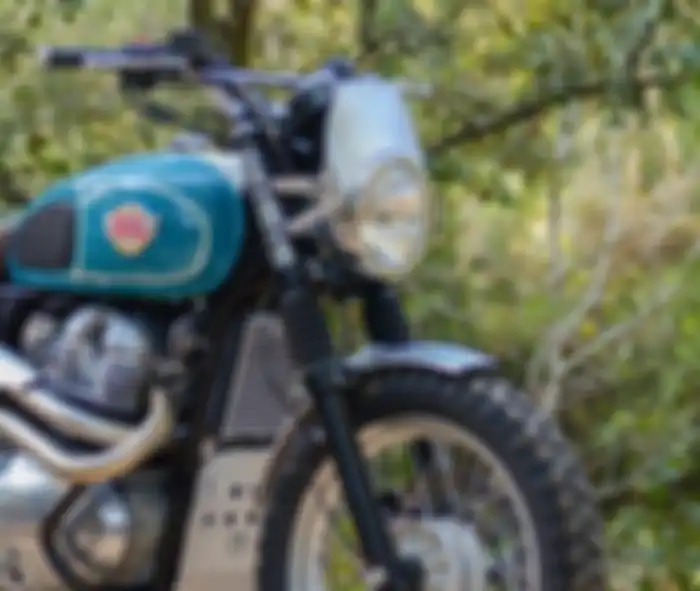 Beberapa part body kit custom terpasang di Royal Enfield Interceptor 650 bergaya scrambler ini.