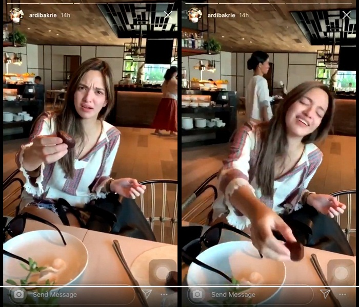 Nia Ramadhani tampil polos tanpa makeup ketika disuruh Ardi Bakrie untuk mengupas salak
