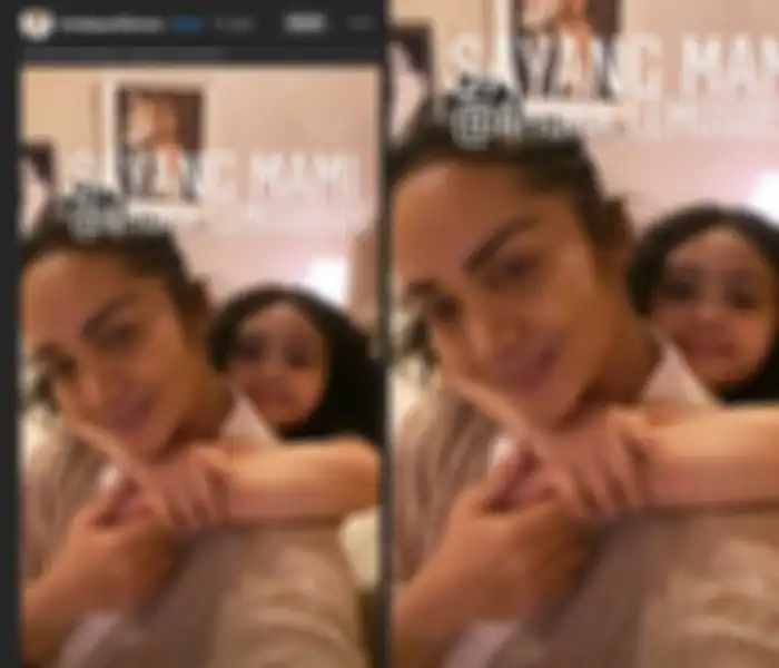 Potret Krisdayanti tanpa makeup namun alisnya terlihat on point saat melakukan selfie bareng anaknya, Amora Lemos, 