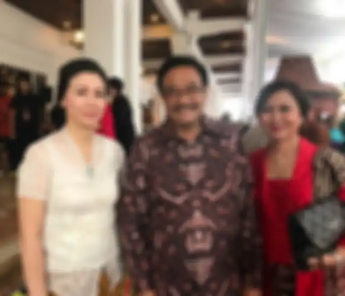 Veronica Tan tampil anggun dalam balutan kebaya warna putih saat hadiri pernikahan Kahiyang Ayu