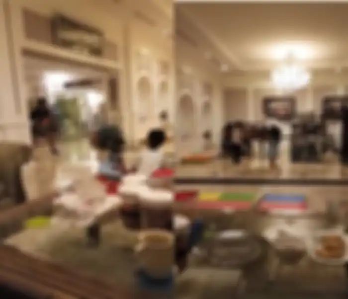 Suasana di rumah Dian Sastro