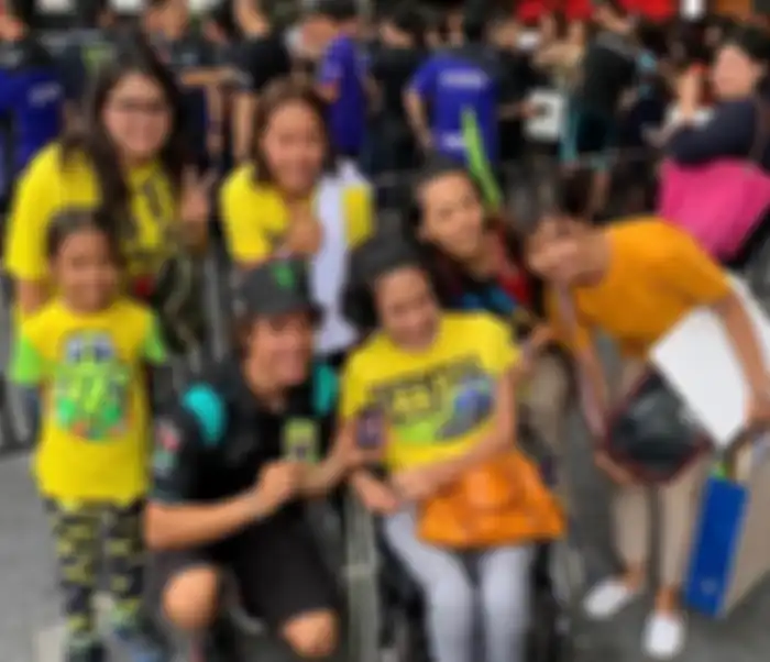 Franco Morbidelli menyempatkan foto bersama cewek difabel yang merupakan fans Valentino Rossi di Thailand.