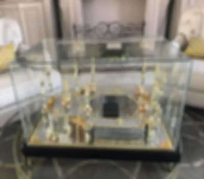 Tampilan miniatur Kabah yang terbuat dari uang logam dan kertas di rumah Andre Taulany