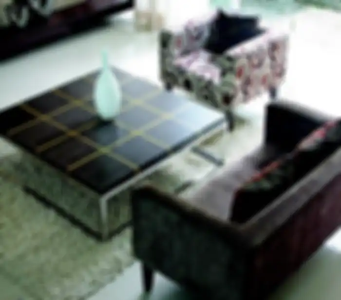 Furnitur dengan kaki ramping memberi kesan lebih lapang. 