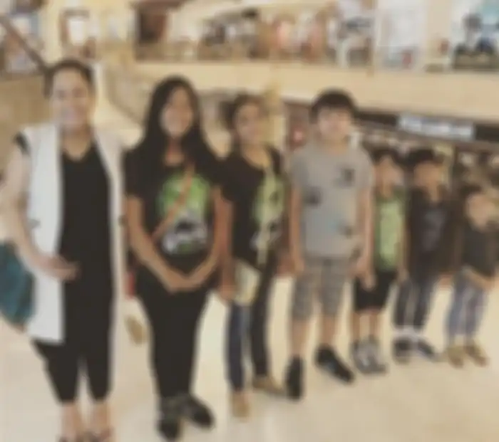 (nomor 3 dari kiri) Alleia Ananta, anak Ariel Noah