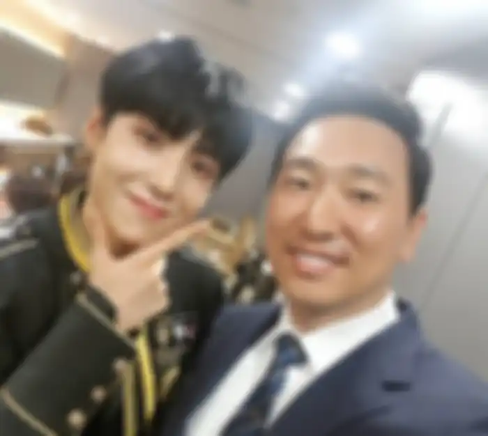Rhymer mendukung X1