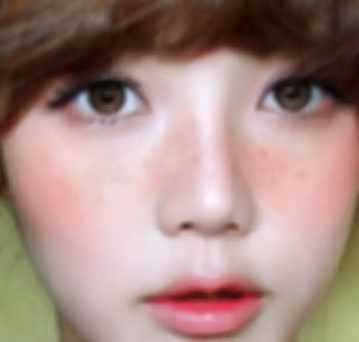 blush on pada pipi dan hidung